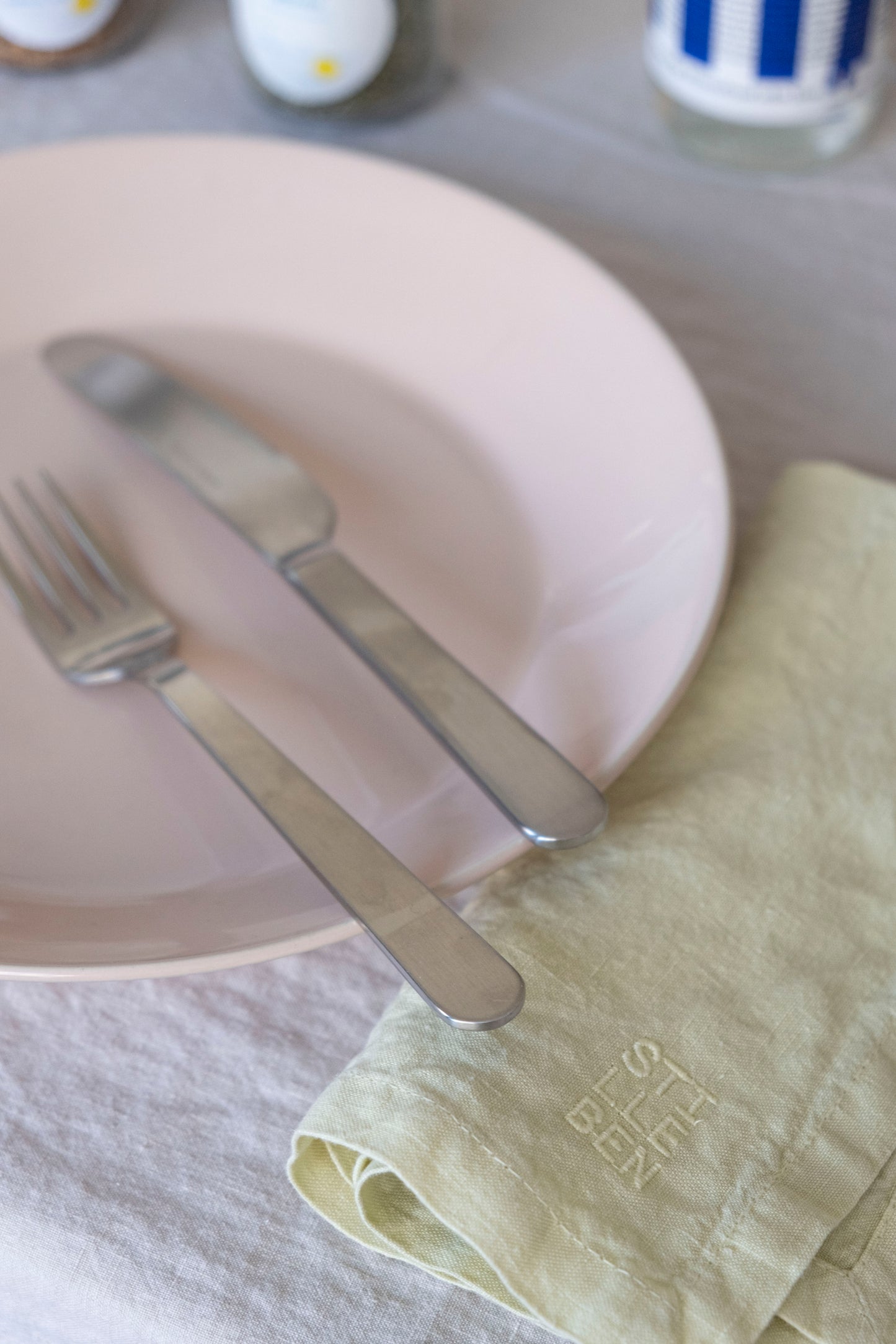 Memphis talíř - rose